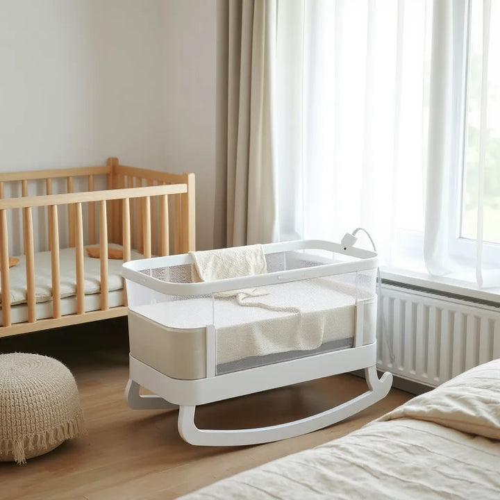 Modern elektrisk babyvagga i ljus barnkammare med en mjuk filt i vaggan