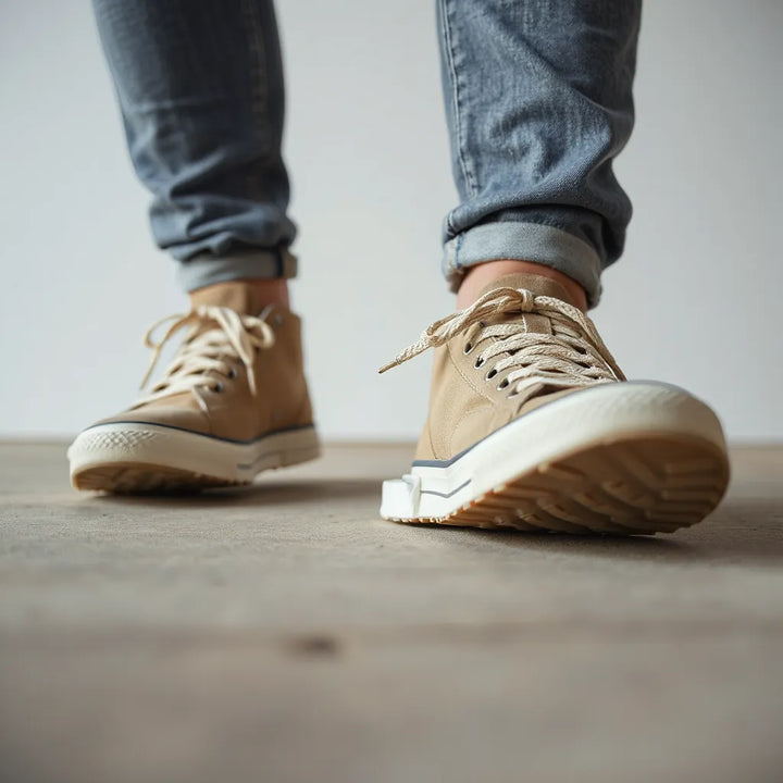 Sneakers med tydligt mönster i sulan som ger grepp vid gång på ett halkfritt underlag
