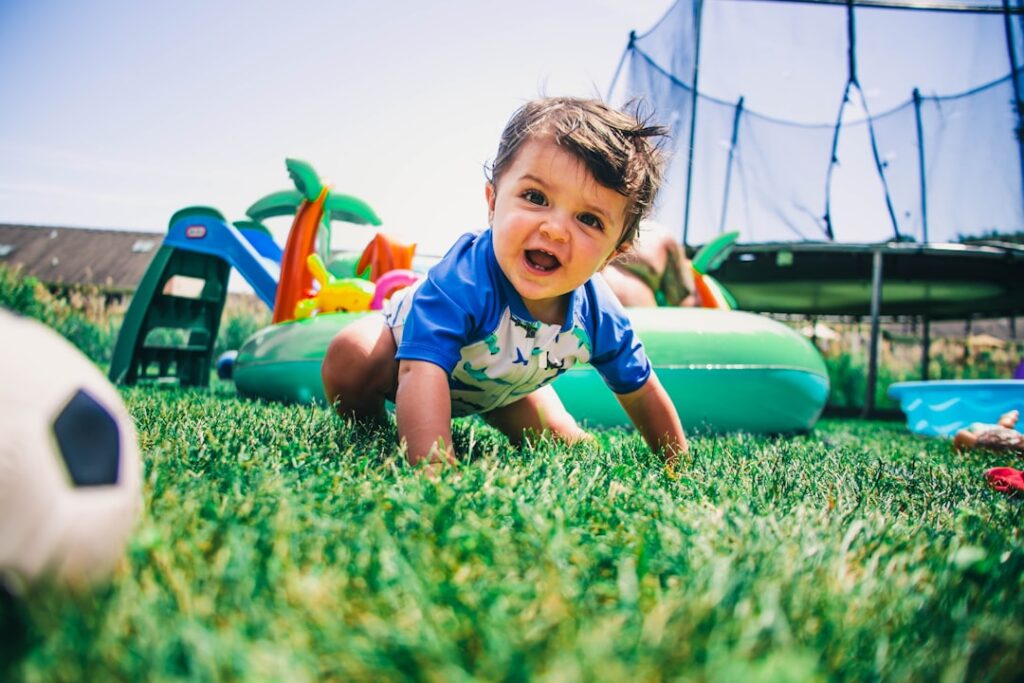 Photo baby crawling